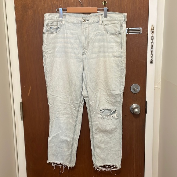 Light Wash American Eagle Distressed Mom Jean - Picture 2 of 12